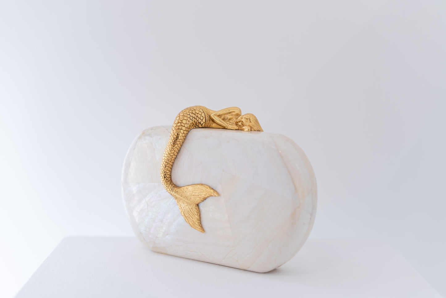 Siren Minaudiere in White Cabebe Shell