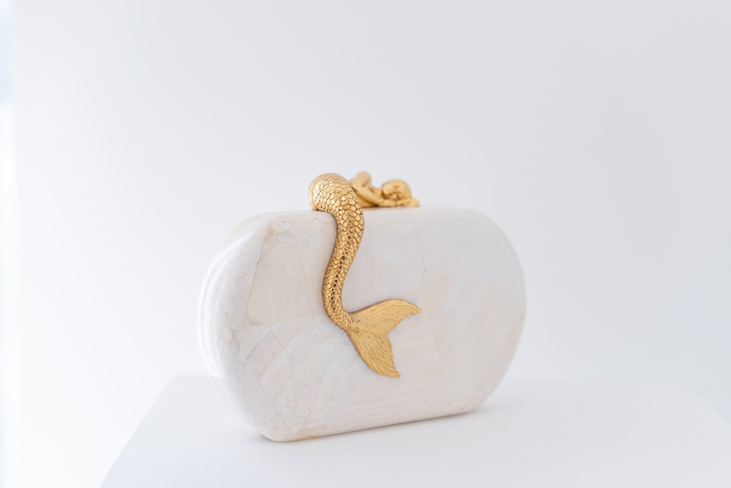 Siren Minaudiere in White Cabebe Shell