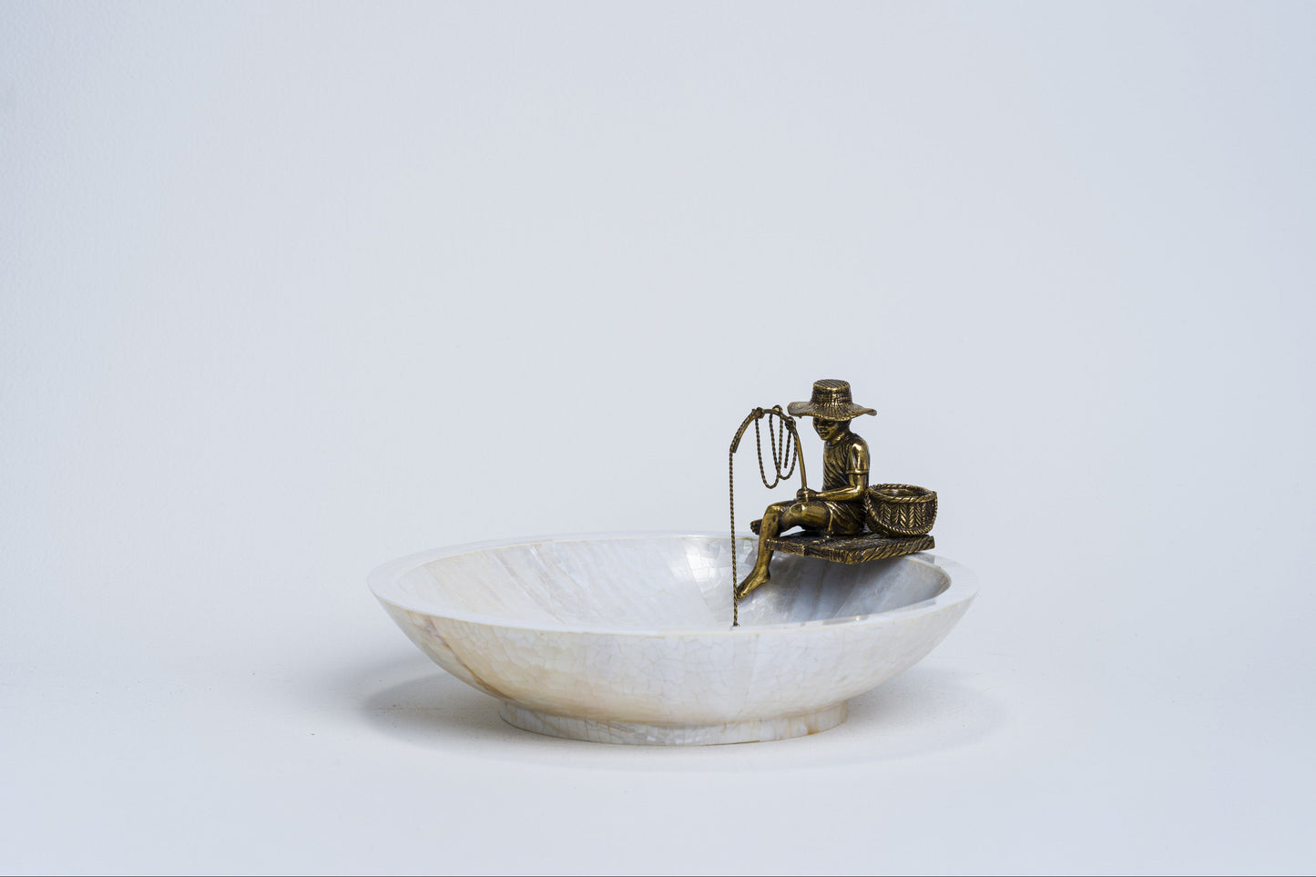 Fisherman CandyDish in White Cabebe Shell