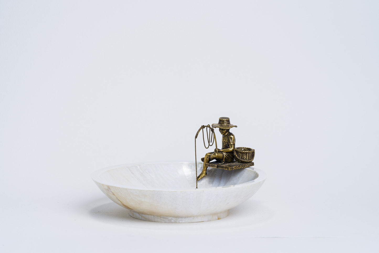 Fisherman CandyDish in White Cabebe Shell